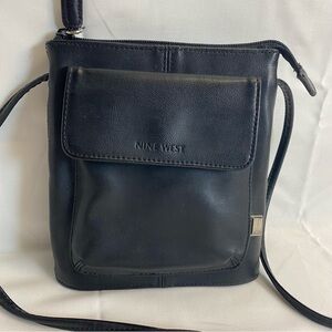 Nine West Black Crossbody Bag
Sleek and versatile black crossbody from Nine West